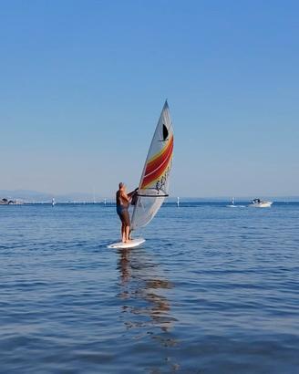 Windsurfer originale pronto a navigare