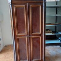 Armadio a due ante di gusto classico