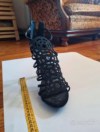 SANDALO NERO CON TACCO STILE SCHIAVA