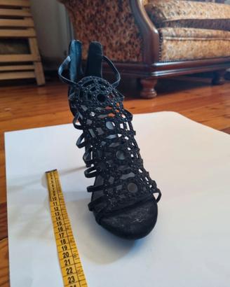 SANDALO NERO CON TACCO STILE SCHIAVA