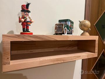 Elemento d’arredo mensola svuotatasche.