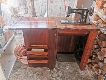 macchina da cucire con mobiletto anni 60