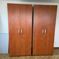 Coppia di armadi con ripiani