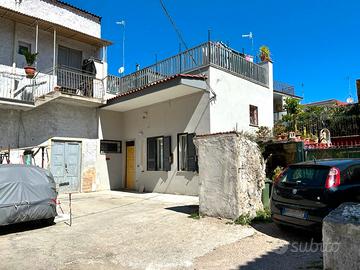 Soluzione indipendente con terrazzo e posto auto