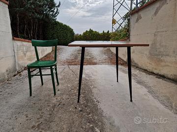 14 tavoli in ferro e 20 sedie in legno