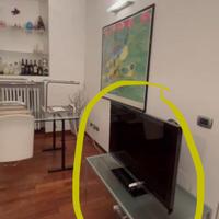 Tavolino vetro porta  tv con piedini in metallo