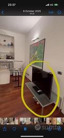 Tavolino vetro porta  tv con piedini in metallo