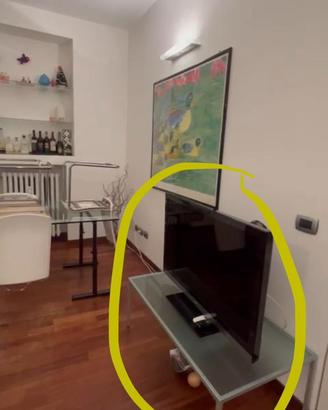 Tavolino vetro porta  tv con piedini in metallo