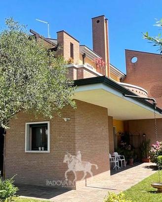 Villa di 443 m² con più di 5 locali e box auto dop