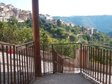 Casa indipendente Panoramica con cortile annesso