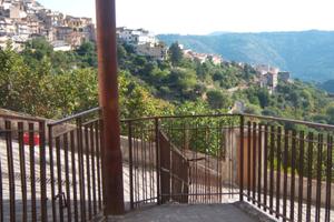 Casa indipendente Panoramica con cortile annesso