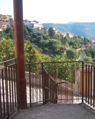 Casa indipendente Panoramica con cortile annesso