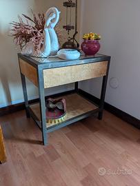 Tavolino con cassetto