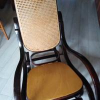 Sedia a dondolo in legno e paglia di vienna