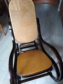 Sedia a dondolo in legno e paglia di vienna