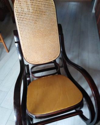 Sedia a dondolo in legno e paglia di vienna