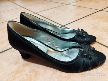 Scarpe raso nere aperte 