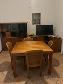 tavolo noce con sedie