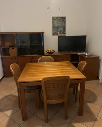 tavolo noce con sedie