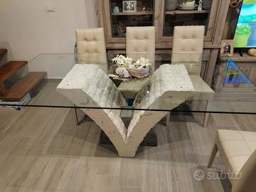 tavolo in cristallo con piede in pietra