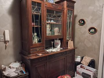 Credenza antica in legno con vetrine decorate
