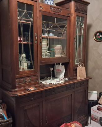 Credenza antica in legno con vetrine decorate