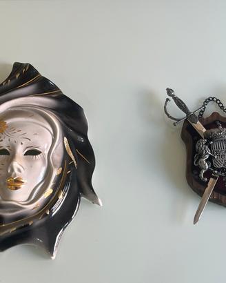 Lotto vintage maschera ceramica e scudo spade