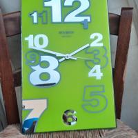 Orologio da parete con numeri su vetro 