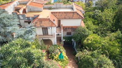 ZONA MICHELANGELO: VILLA TRIFAMILIARE IN RESIDENCE