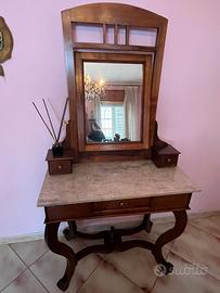 Console antica con specchio