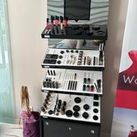 Espositore per trucchi e postazione make-up