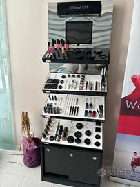 Espositore per trucchi e postazione make-up