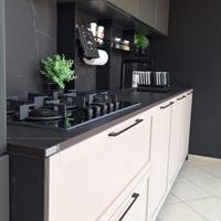 CUCINA NUOVA CON ANTE TELAIO LEGNO E PIANI IN GRES