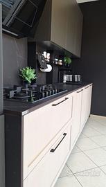 CUCINA NUOVA CON ANTE TELAIO LEGNO E PIANI IN GRES