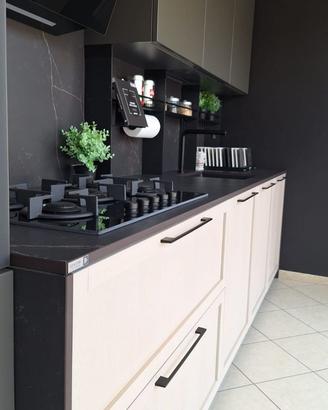 CUCINA NUOVA CON ANTE TELAIO LEGNO E PIANI IN GRES