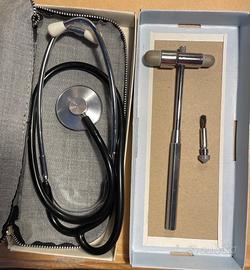 Fonendoscopio e martelletto neurologico