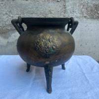 Antico incensiere in bronzo tripode