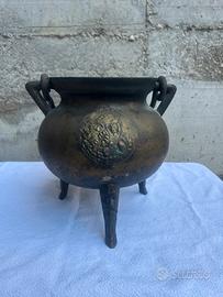 Antico incensiere in bronzo tripode