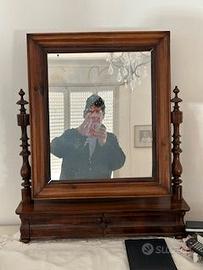 specchio antico con portagioie