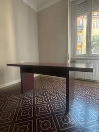 Tavolo in legno massello laccato bordeaux opaco