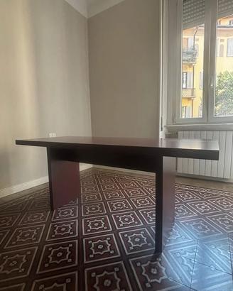 Tavolo in legno massello laccato bordeaux opaco