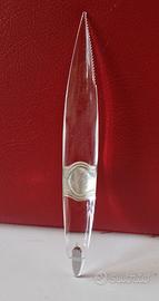 Tagliacarte in resina con lastra d'argento.