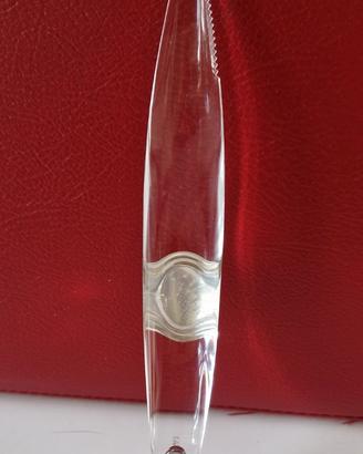 Tagliacarte in resina con lastra d'argento.