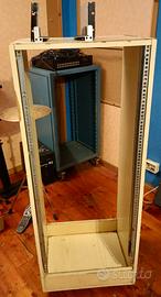 2 Rack in legno-uno con piano mobile