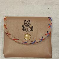 Portamonete in pelle con gattino inciso
