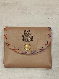 Portamonete in pelle con gattino inciso
