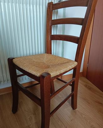 Sedia in legno  colore noce con seduta in paglia