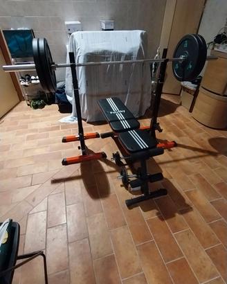 Panca con bilanciere e pesi