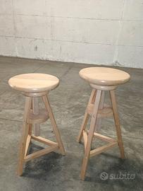 coppia di sgabelli con altezza regolabile