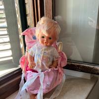 Bambola con marsupio